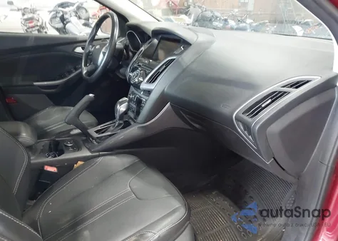 2014 Ford Focus Titanium z USA, uszkodzony, nr VIN 1FADP3J22EL308703